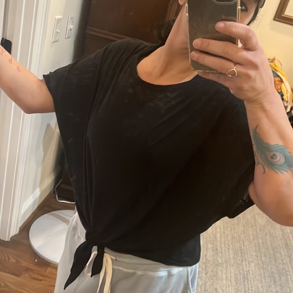 Barley worn, LULULEMON Black T- size 12, bottom tie. - Picture 6 of 9